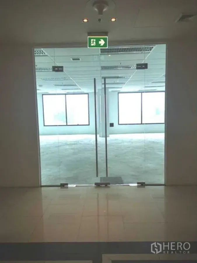 สำนักงาน ให้เช่าในChatuchak, Bangkok - ประตูกระจกบานคู่ทางเข้าจากโถงอาคารเข้าสู่พื้นที่สำนักงาน มีป้ายทางออกฉุกเฉินด้านบน