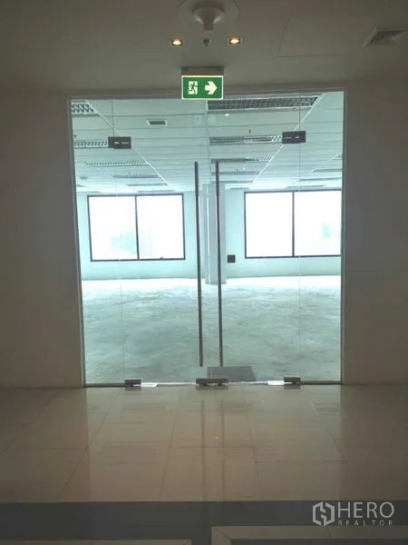 สำนักงาน ให้เช่าในChatuchak, Bangkok - ประตูกระจกบานคู่ทางเข้าจากโถงอาคารเข้าสู่พื้นที่สำนักงาน มีป้ายทางออกฉุกเฉินด้านบน