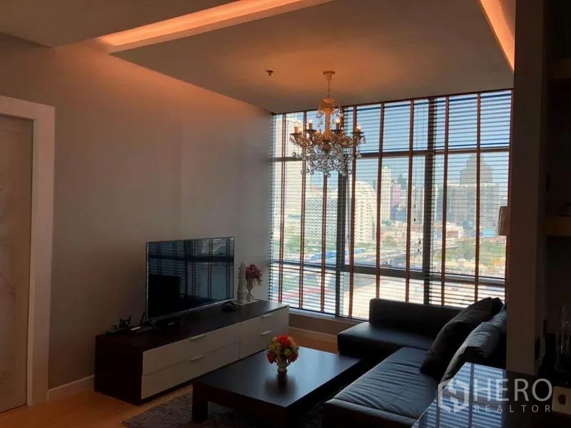 คอนโด ให้เช่าในKhlong San, Bangkok - ห้องนั่งเล่นอบอุ่น หน้าต่างบานใหญ่ ม่านปรับแสง และวิวเมือง