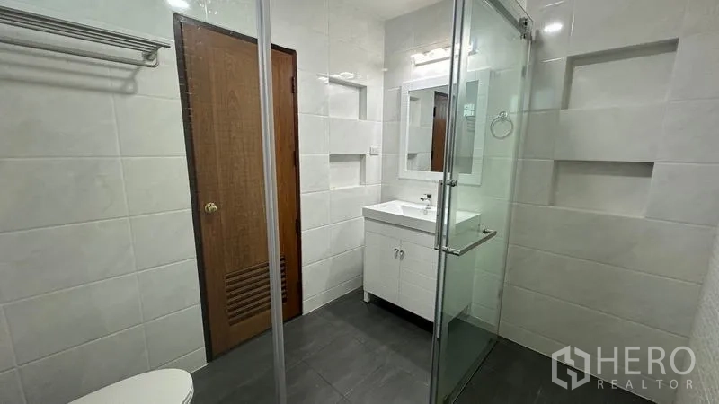 独立式住宅 出租在Watthana, Bangkok - 当代风浴室，白砖墙与玻璃淋浴房。