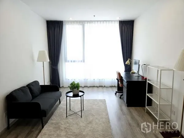 คอนโด ให้เช่าในBang Na, Bangkok - ห้องนอนที่สองหรือห้องทำงาน กว้างขวาง มีโซฟา โต๊ะทำงาน และหน้าต่างบานใหญ่