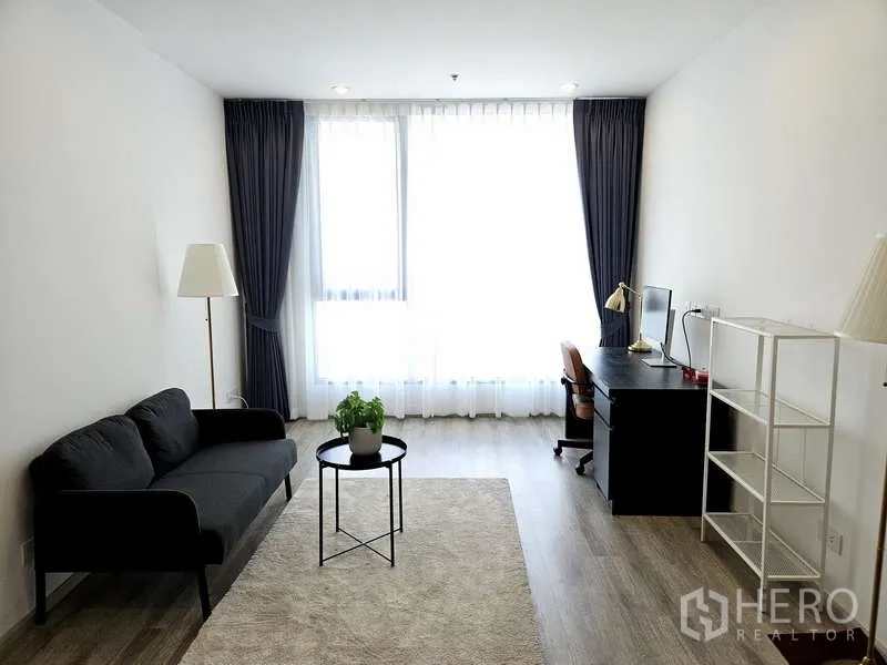 คอนโด ให้เช่าในBang Na, Bangkok - ห้องนอนที่สองหรือห้องทำงาน กว้างขวาง มีโซฟา โต๊ะทำงาน และหน้าต่างบานใหญ่