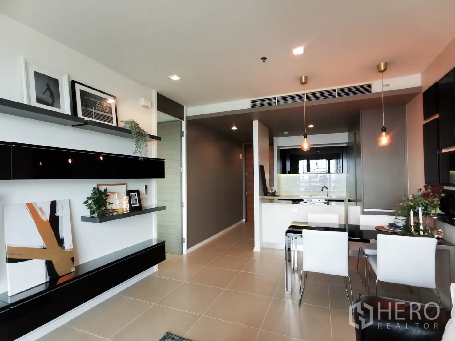 คอนโด ให้เช่าหรือขายในKhlong San, Bangkok - ผนังชั้นวางตกแต่งกับโต๊ะทานอาหารเชื่อมครัวดีไซน์เรียบหรู