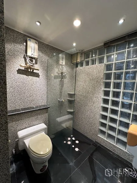 ทาวน์เฮาส์ ให้เช่าในKhlong Toei, Bangkok - ห้องน้ำขนาดกะทัดรัดพร้อมฝักบัวกระจก ผนังแกรนิต และฉากบล็อกแก้ว