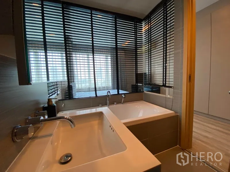 คอนโด ให้เช่าหรือขายในKhlong Toei, Bangkok - อ่างล้างหน้าและอ่างอาบน้ำพร้อมมู่ลี่กั้นระหว่างห้องน้ำกับห้องนอน