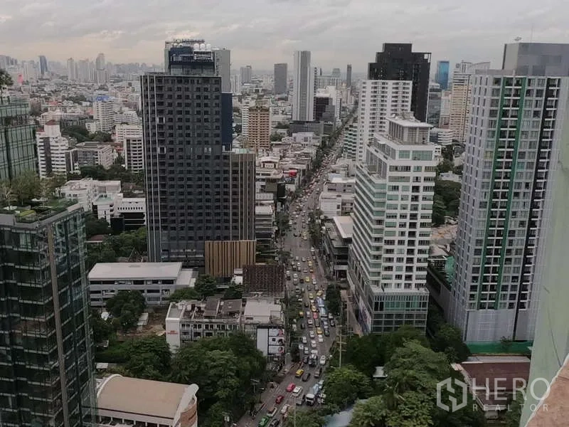 คอนโด ขายในWatthana, Bangkok - วิวสกายไลน์ทองหล่อจากตึกสูง มองเห็นถนนและอาคารมากมาย
