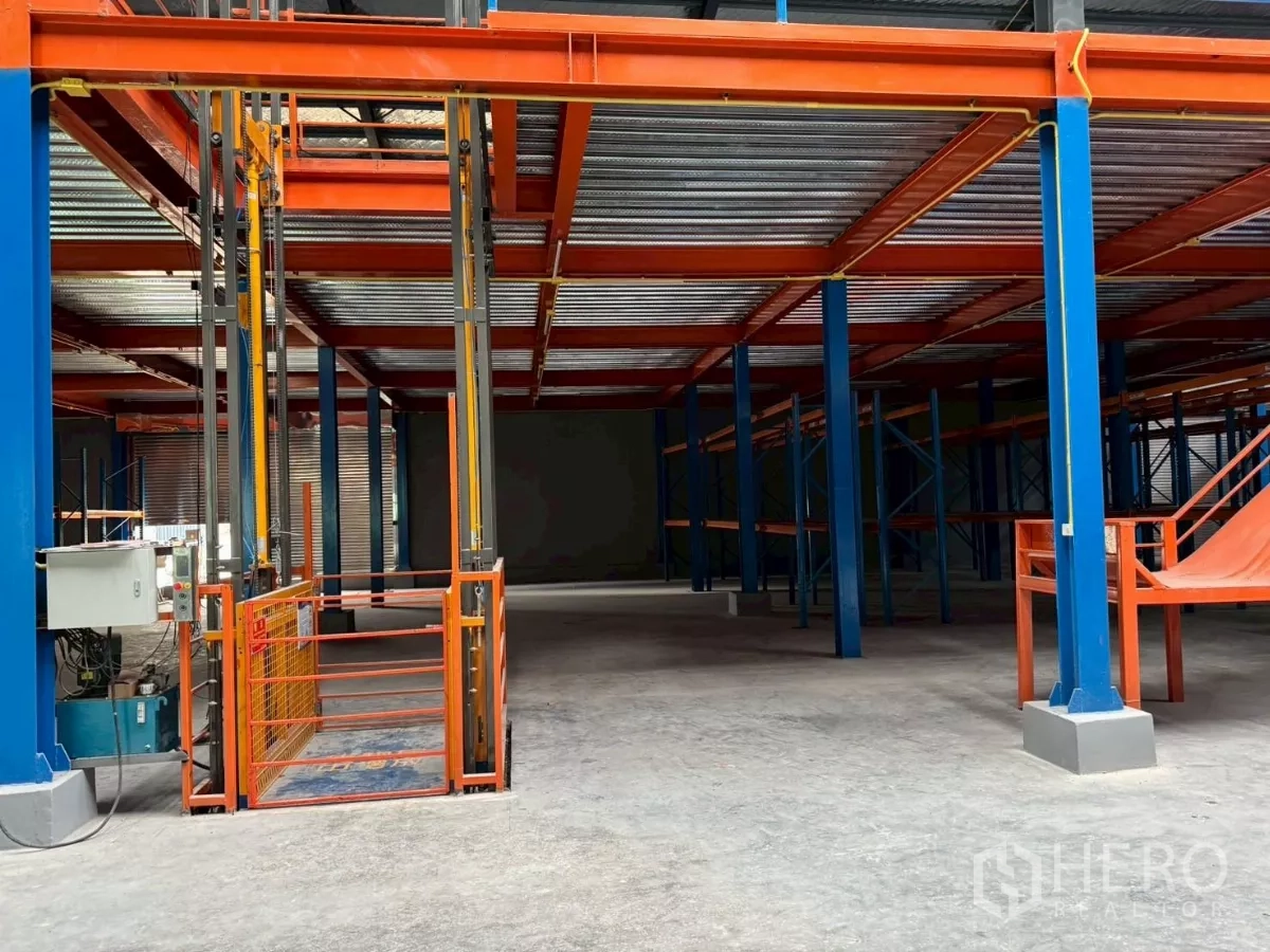 货栈 出租在Krathum Baen, Samut Sakhon - 仓内货梯与夹层钢结构，便于垂直转运