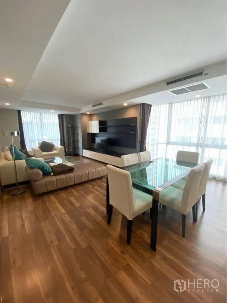 คอนโด ให้เช่าในPathum Wan, Bangkok - โถงนั่งเล่นรับประทานอาหารแบบโอเพ่นแปลน พร้อมหน้าต่างเต็มผนัง