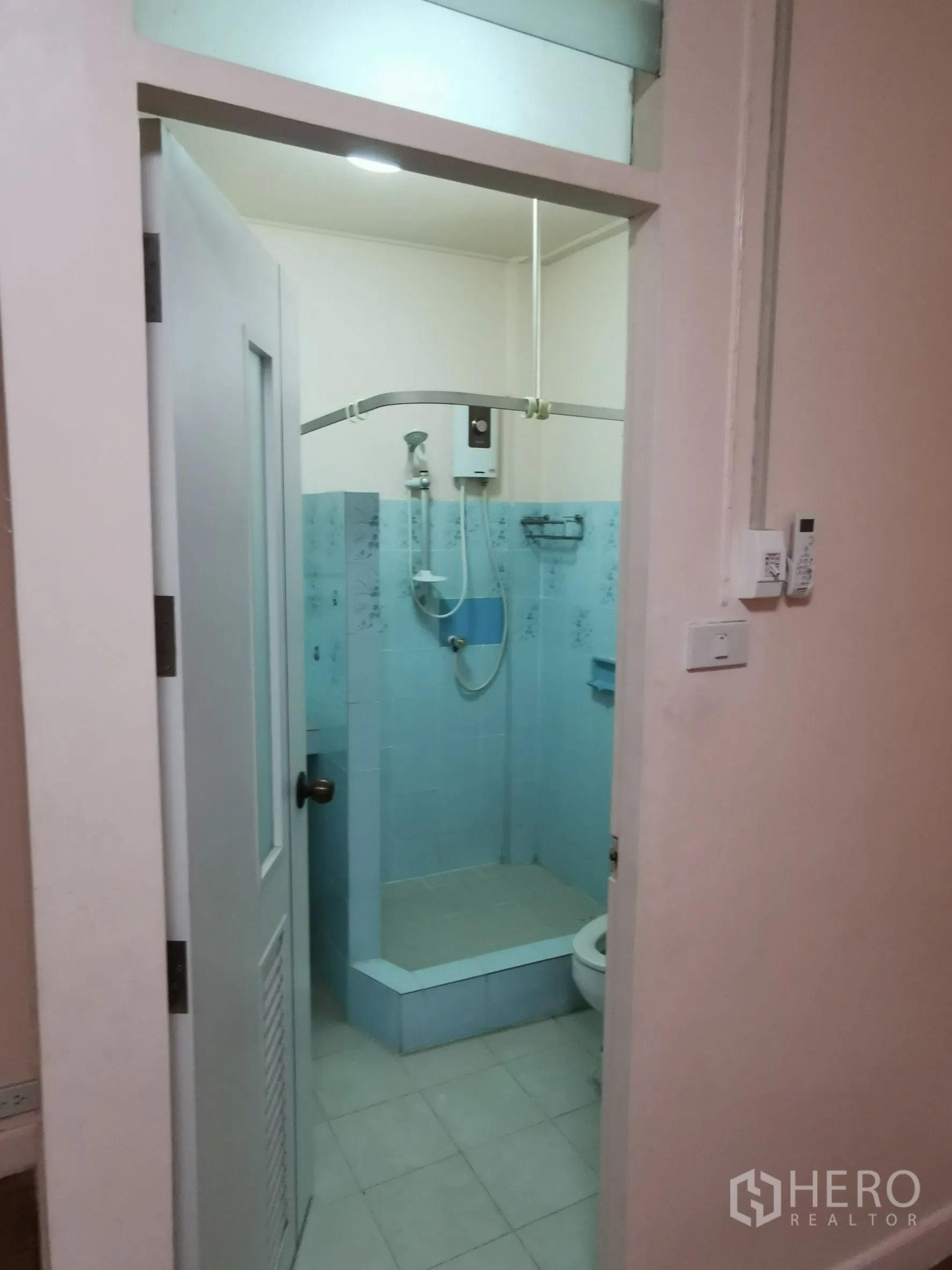 ทาวน์เฮาส์ ให้เช่าในKhlong Toei, Bangkok - ห้องน้ำพร้อมโซนอาบน้ำกระเบื้องสีน้ำเงิน เครื่องทำน้ำอุ่น และโถสุขภัณฑ์