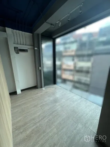 สำนักงาน ให้เช่าในWatthana, Bangkok - มุมทำงานข้างหน้าต่างฟิล์มฝ้าแบบเต็มผนัง พร้อมแอร์แขวนผนัง