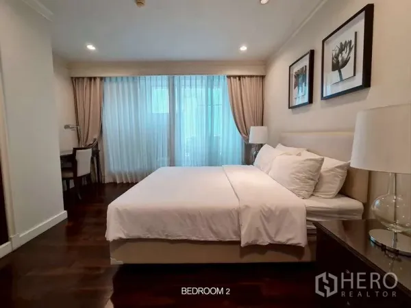 พื้นที่ขายปลีก ให้เช่าในWatthana, Bangkok - ห้องสวีทสว่างพร้อมเตียงคิง โต๊ะทำงาน และผ้าม่านสูงจรดเพดาน