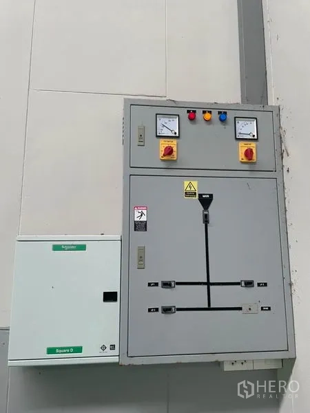 โรงงาน ให้เช่าในLam Luk Ka, Pathum Thani - ตู้ควบคุมระบบไฟฟ้าอุตสาหกรรมติดผนัง