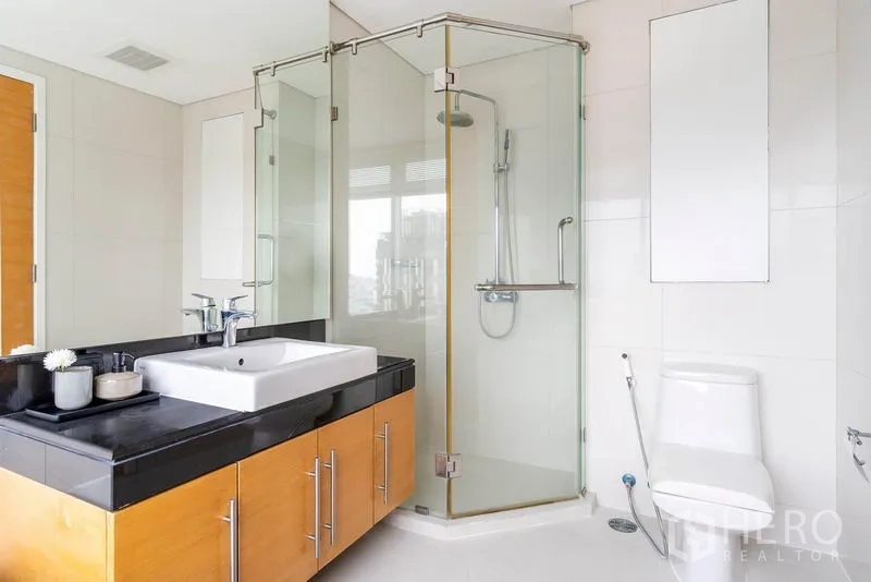 คอนโด ให้เช่าในWatthana, Bangkok - ห้องน้ำที่สองพร้อมตู้ชาวเวอร์กระจกและเคาน์เตอร์ท็อปหินสีดำ