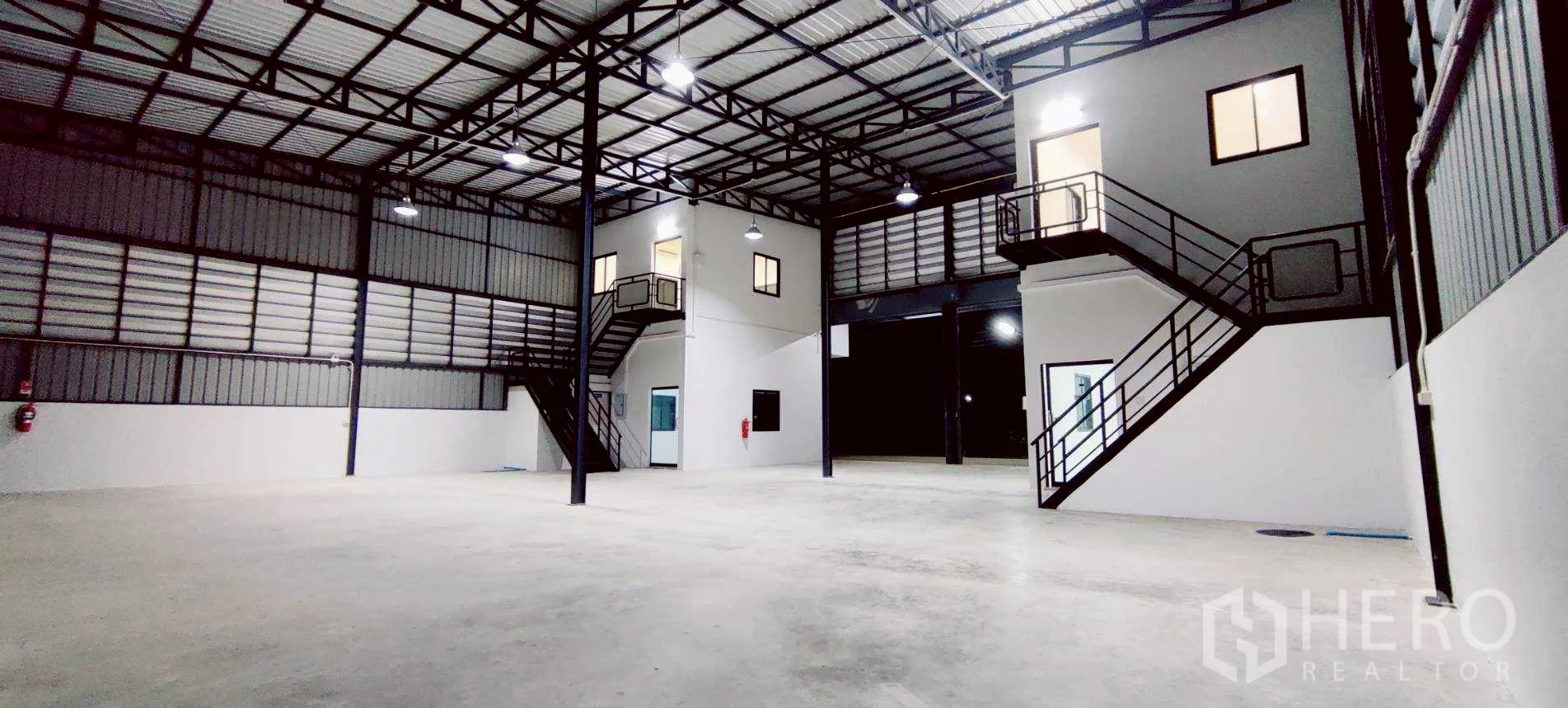 货栈 for rent in Lam Luk Ka, Pathum Thani - 高挑仓库内部，钢桁架结构与夹层办公室。