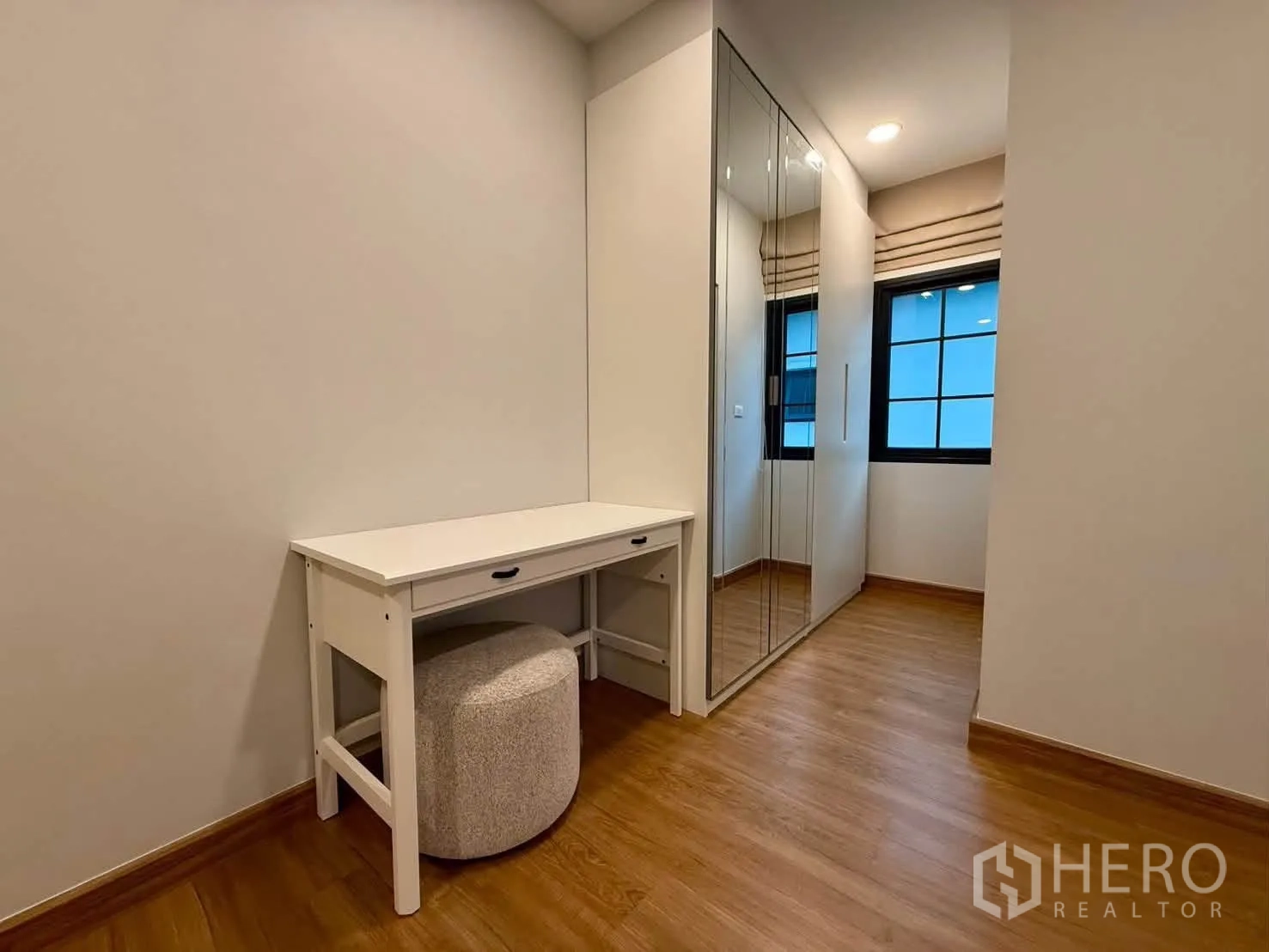 独栋房屋 for rent in Bang Phli, Samut Prakan - 更衣区设白色书桌、圆凳和镜面衣柜。