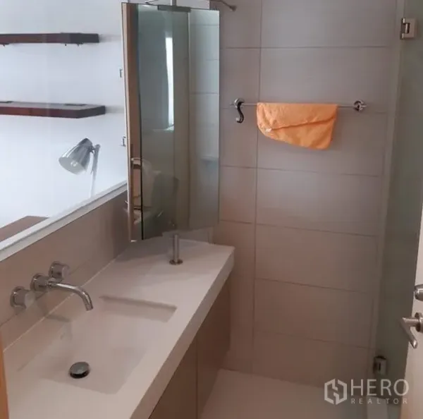 คอนโด ให้เช่าในKhlong Toei, Bangkok - ห้องน้ำสไตล์โมเดิร์น เคาน์เตอร์อ่างล้างหน้าแบบยาว ก๊อกติดผนัง และพื้นที่อาบน้ำปูกระเบื้อง