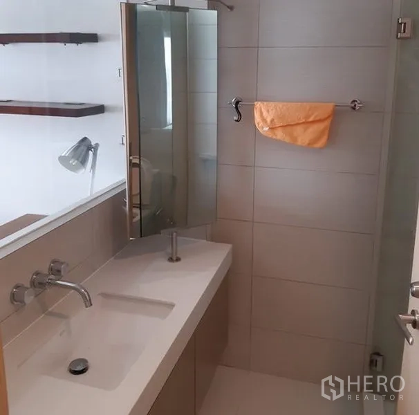 คอนโด ให้เช่าในKhlong Toei, Bangkok - ห้องน้ำสไตล์โมเดิร์น เคาน์เตอร์อ่างล้างหน้าแบบยาว ก๊อกติดผนัง และพื้นที่อาบน้ำปูกระเบื้อง
