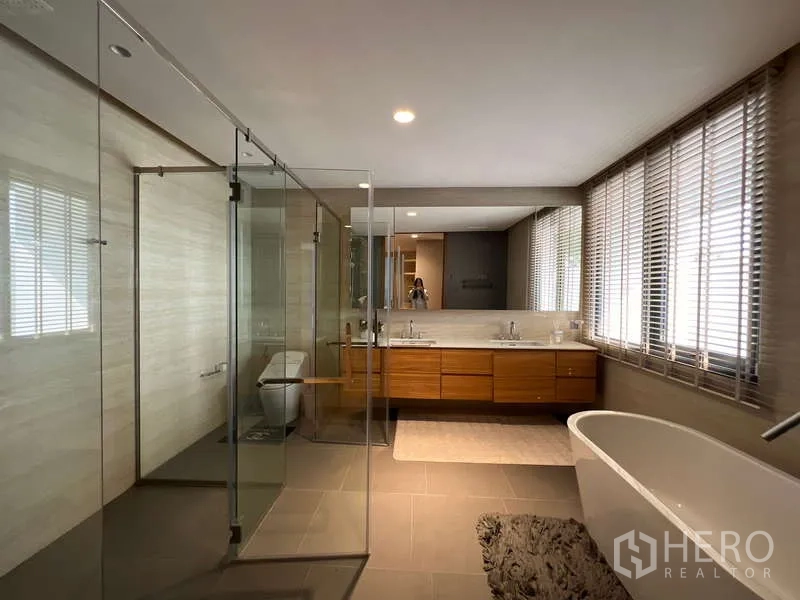 独立式住宅 出租在Suan Luang, Bangkok - 豪华主浴室，玻璃淋浴间、双洗手台与浸泡浴缸