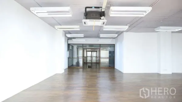 สำนักงาน ให้เช่า - ออฟฟิศเปิดโล่งหันสู่ประตูกระจก มีเครื่องปรับอากาศฝังฝ้าและไฟสว่างทั่ว