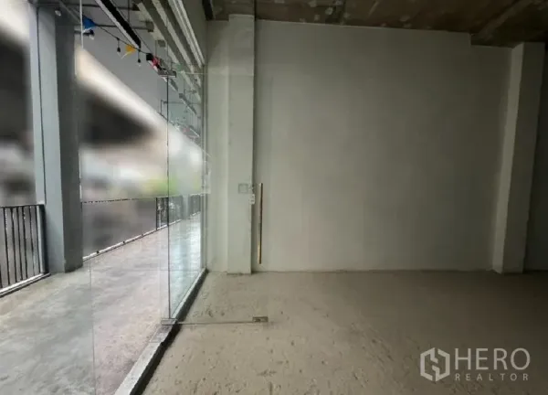 零售空间 出租在Khlong Toei, Bangkok - 空置商铺，整面玻璃立面向外连通走廊。