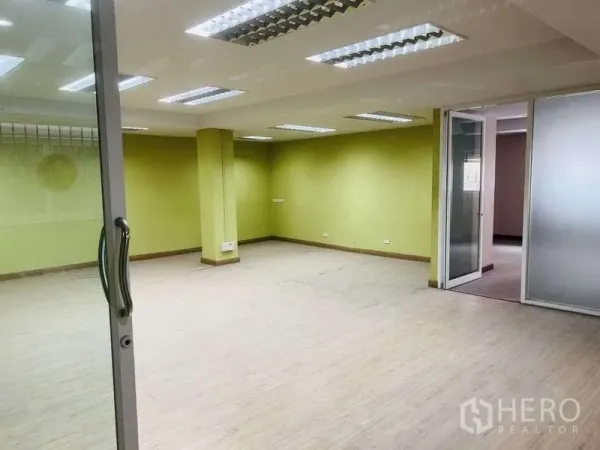 สำนักงานที่บ้าน ขายในHuai Khwang, Bangkok - ชั้นสำนักงานแบบโอเพ่นสเปซ พื้นลามิเนต ผนังสีเขียว ไฟฝังฝ้า