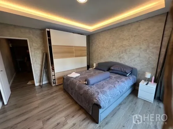 อาคารพาณิชย์ ขายในSuan Luang, Bangkok - ห้องนอนกว้างไฟซ่อน ฝ้าเพดาน เตียงคู่ และตู้เสื้อผ้าบานเลื่อนขนาดใหญ่