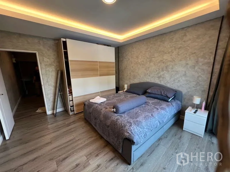 อาคารพาณิชย์ ขายในSuan Luang, Bangkok - ห้องนอนกว้างไฟซ่อน ฝ้าเพดาน เตียงคู่ และตู้เสื้อผ้าบานเลื่อนขนาดใหญ่