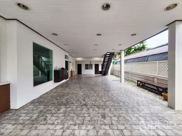 独立式住宅 出租在Bang Kapi, Bangkok - 房屋侧边大挑檐车棚与长车道，遮阳防雨。