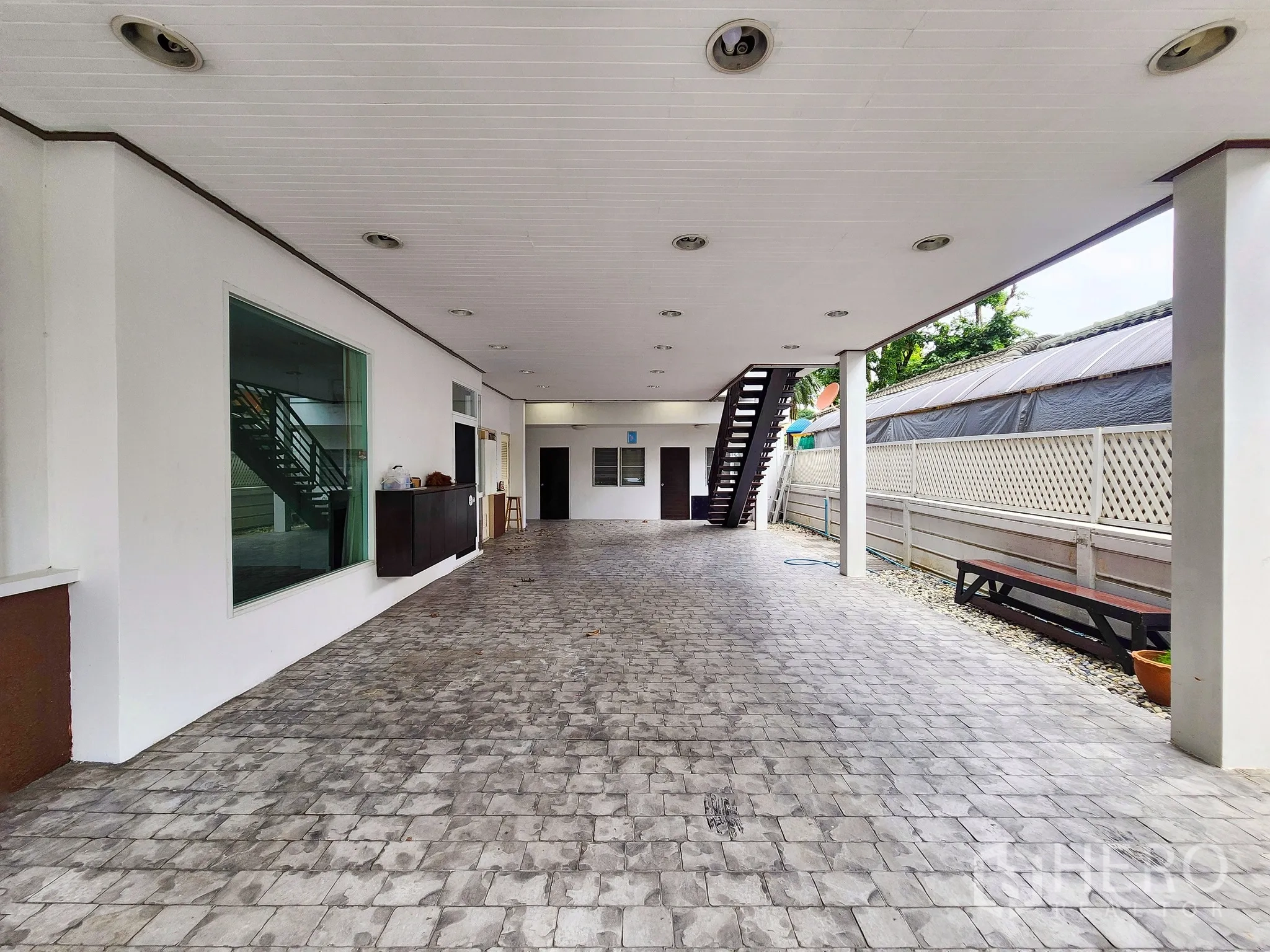 独立式住宅 出租在Bang Kapi, Bangkok - 房屋侧边大挑檐车棚与长车道，遮阳防雨。