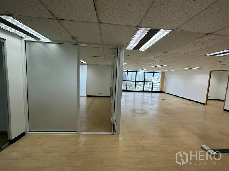 办公空间 出租 - 滑动玻璃隔断通往会议室，连接开放式办公区。