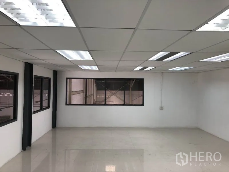 คลังสินค้า ให้เช่าในMueang Samut Prakan, Samut Prakan - ห้องออฟฟิศชั้นลอยสว่างเพดานทีบาร์ พร้อมหน้าต่างหลายบาน.