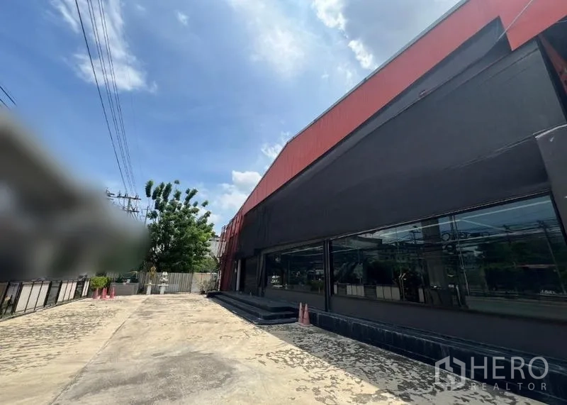 โชว์รูม ให้เช่าในMueang Samut Prakan, Samut Prakan - ทางเข้าด้านหน้าและลานจอดรถ พร้อมหน้าต่างกระจกบานใหญ่