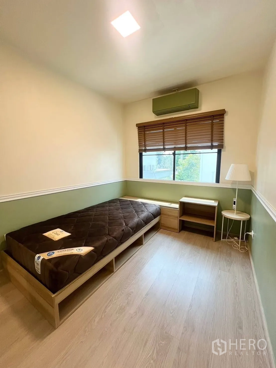 联排别墅 for rent in Bang Phli, Samut Prakan - 卧室配单人床、百叶窗、空调与床头柜。