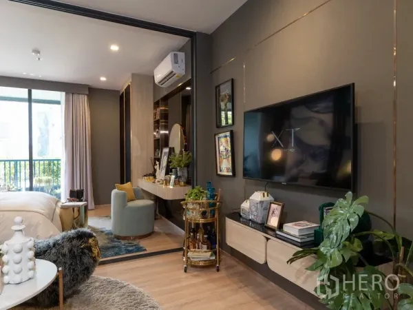 公寓 出售在Ratchathewi, Bangkok - 卧室配梳妆/工作角、电视墙与落地窗，直通阳台。