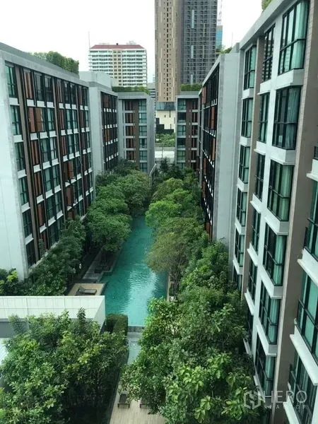 公寓 出售在Khlong Toei, Bangkok - 两栋中高层公寓之间的庭院泳池与绿化景观