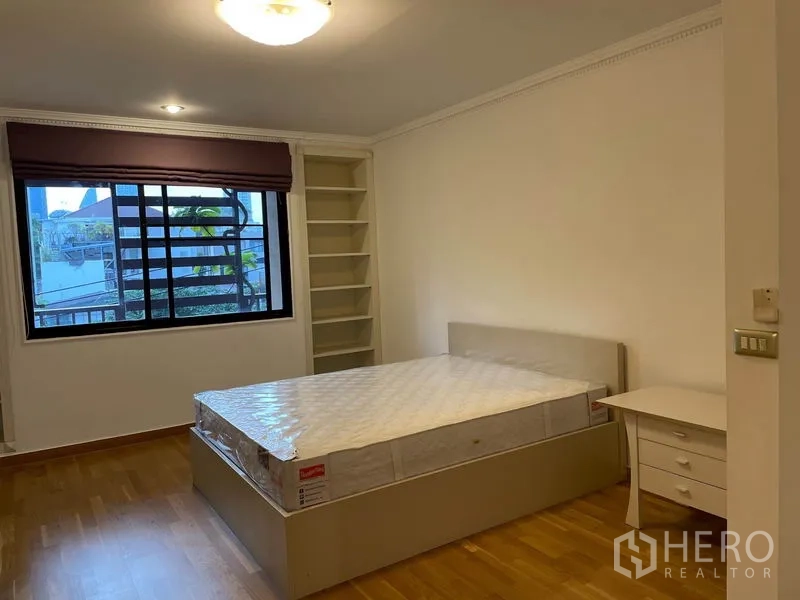 คอนโด ให้เช่าในWatthana, Bangkok - ห้องนอนรองพร้อมชั้นวางบิวท์อิน หน้าต่าง พื้นไม้ และเตียงควีน