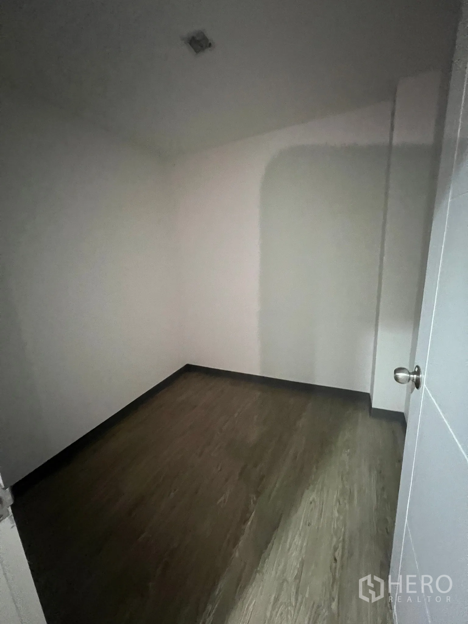 พื้นที่ขายปลีก ให้เช่าในWatthana, Bangkok - ห้องเก็บของขนาดเล็ก พื้นไวนิลสีเข้ม ผนังเรียบ