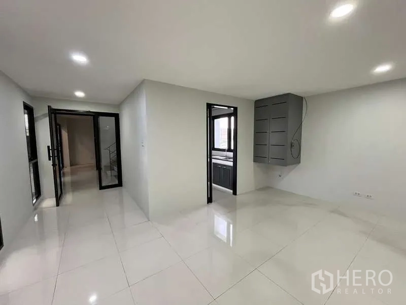 สำนักงาน ให้เช่าในPrawet, Bangkok - ทางเดินสำนักงาน ประตูกระจก ตู้ระบบเครือข่ายติดผนัง และประตูสู่แพนทรี