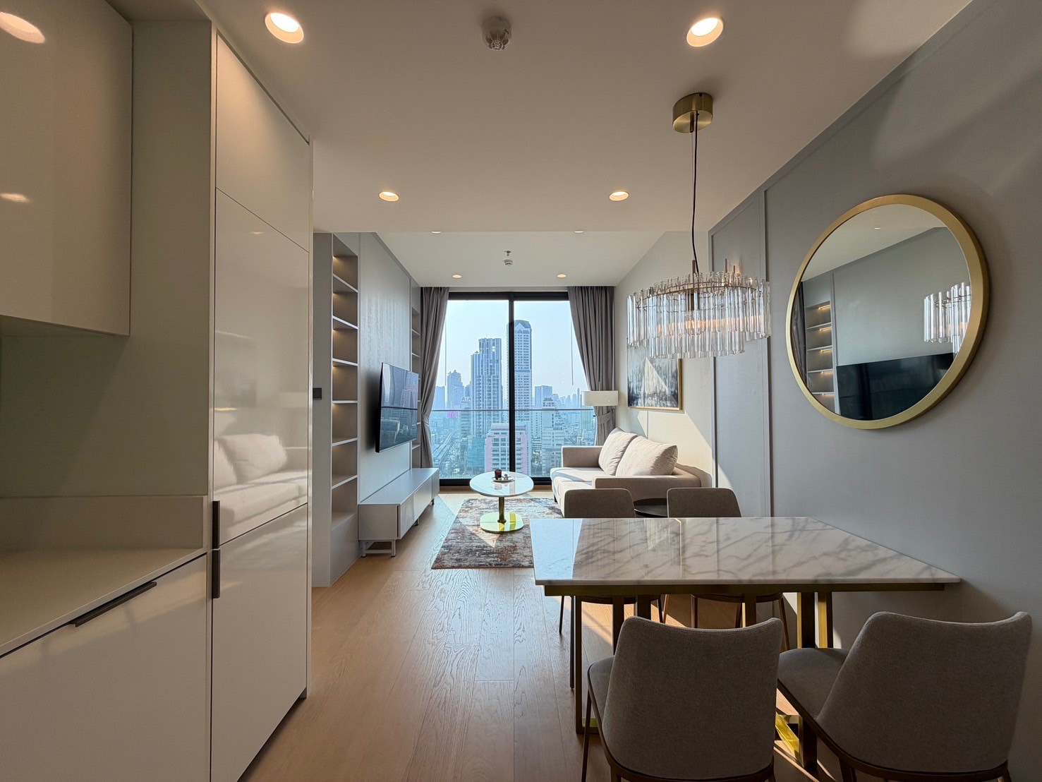 公寓 出租在Bang Rak, Bangkok - 餐客一体空间通向落地窗，可眺望曼谷天际线景观。