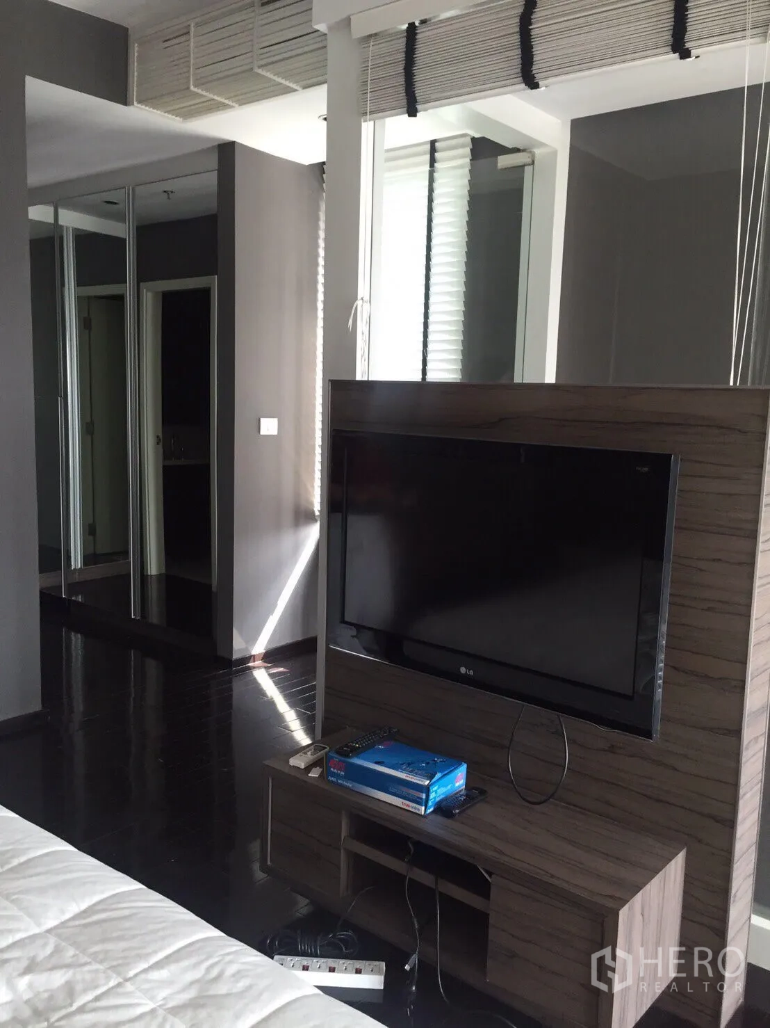 คอนโด ให้เช่าในKhlong Toei, Bangkok - มุมห้องนอนพร้อมชั้นวางทีวี ตู้เสื้อผ้าบานกระจก และพื้นไม้โทนเข้ม