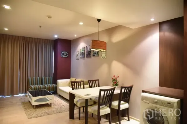 คอนโด ให้เช่าในKhlong Toei, Bangkok - พื้นที่นั่งเล่นและรับประทานอาหารแบบโอเพนแปลน มีโซฟา โต๊ะอาหาร 4 ที่นั่ง และผ้าม่านเต็มความสูงในคอนโดย่านกรุงเทพฯ