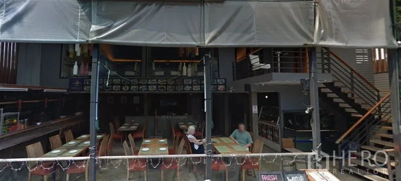 พื้นที่ขายปลีก ให้เช่าในKhlong Toei, Bangkok - ภายในเพดานสูง จัดโต๊ะแบบร้านอาหาร มีเคาน์เตอร์บาร์และบันไดขึ้นชั้นลอย