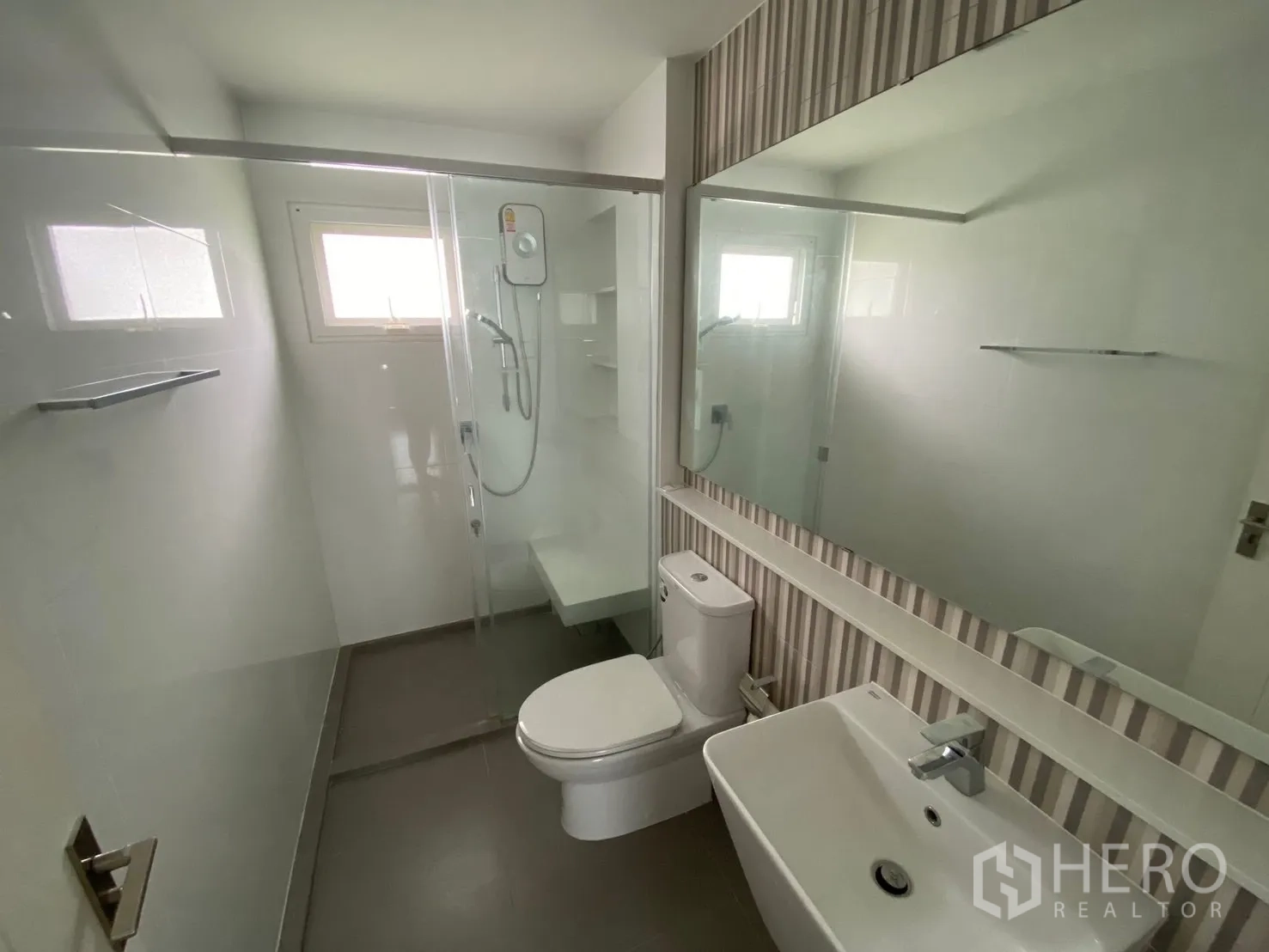 บ้าน ให้เช่าในPrawet, Bangkok - ห้องน้ำพร้อมตู้กระจกกั้นอาบน้ำ อ่างล้างหน้า และโถสุขภัณฑ์