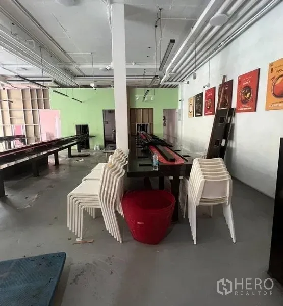 พื้นที่ขายปลีก ให้เช่าในHuai Khwang, Bangkok - พื้นที่ค้าปลีกแบบเปิดโล่ง เพดานสูง เดินงานระบบเปลือย เคาน์เตอร์ยาว และเก้าอี้ซ้อนกัน