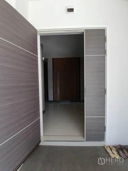 Detached House for sale in Bang Khun Thian, Bangkok - Front double door in wood tone opening into the home.