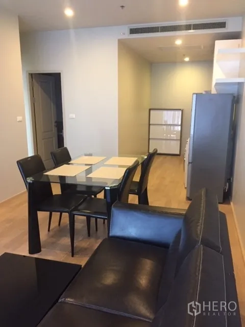 คอนโด ให้เช่าในBangkok - มุมมองจากห้องนั่งเล่นสู่โต๊ะทานอาหารและครัว พร้อมระบบแอร์ฝังฝ้า