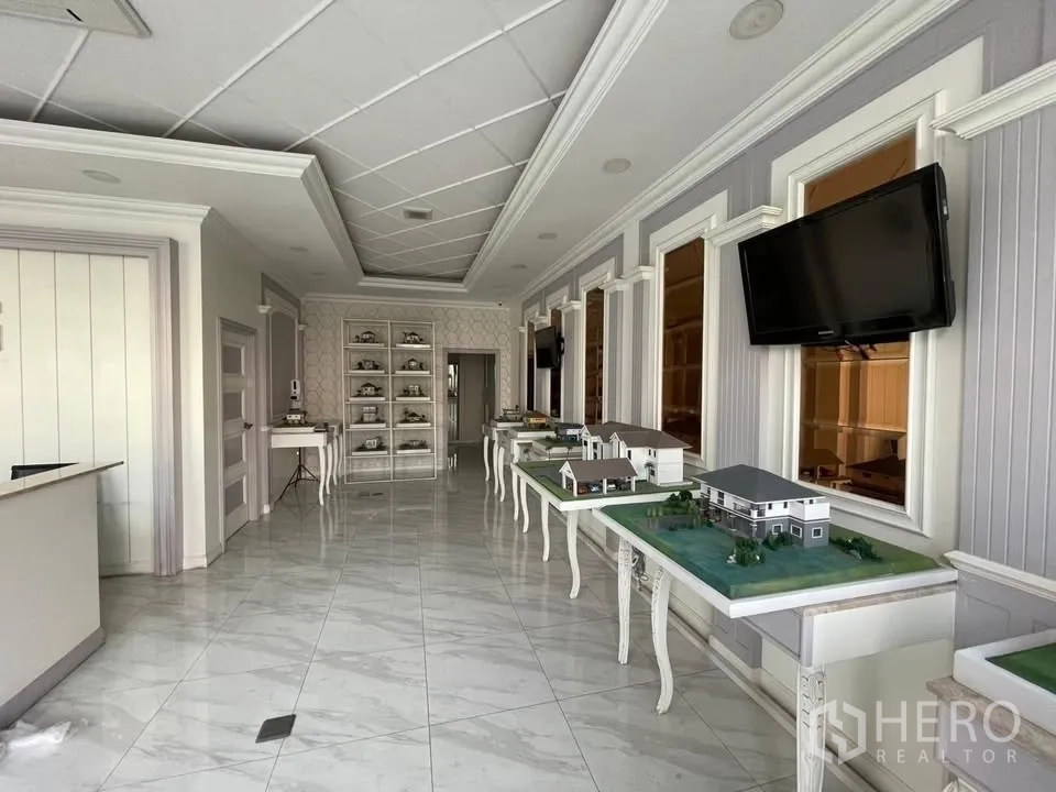 店屋 for sale in Prawet, Bangkok - 展示走廊摆放模型台，墙装电视与瓷砖地面。