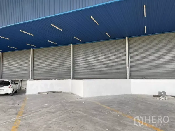 货栈 出租在Lat Krabang, Bangkok - 升高式装卸月台，多个卷帘门，设有覆盖卡车的雨棚。