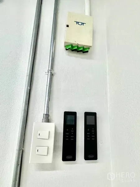 สำนักงาน ให้เช่าในKhlong Toei, Bangkok - ชุดสวิตช์และรีโมตเครื่องปรับอากาศ พร้อมกล่องอินเทอร์เน็ตไฟเบอร์