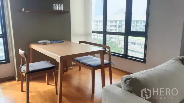 คอนโด ให้เช่าในPhaya Thai, Bangkok - มุมทานอาหารสำหรับสองคน ข้างหน้าต่างบานใหญ่รับแสงธรรมชาติและวิวชุมชน